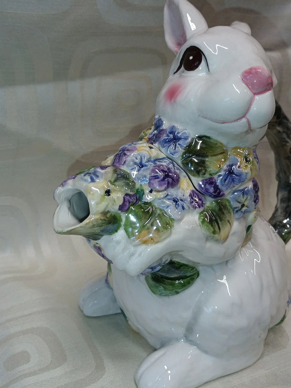 Enesco Vintage Sculpted Bunny Teapot With 2 Mathching Mugs